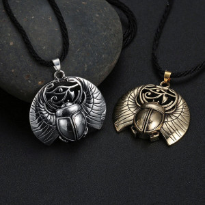Collier Scarabée Mystique – Pendentif Œil d'Horus Protecteur