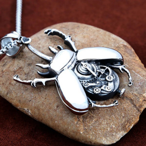 Pendentif Scarabée Steampunk Acier | Bijou Mécanique Unique