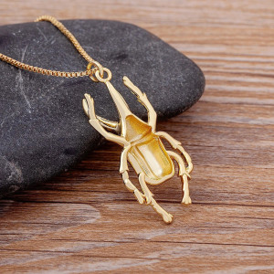 Goldene Skarabäus Kette mit Herz – Eleganter Symbolschmuck