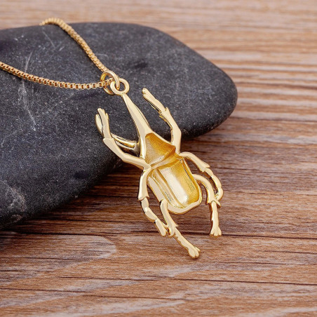 Goldene Skarabäus Kette mit Herz – Eleganter Symbolschmuck
