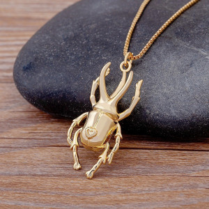 Collana Scarabeo Dorato con Cuore – Gioiello Unico e Simbolico
