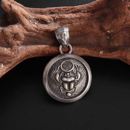 Collana Scarabeo Alato con Occhio di Horus – Medaglione Mistico