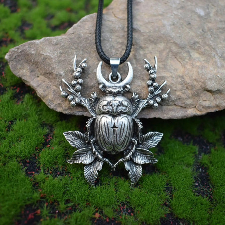 Collana Scarabeo Mistico – Luna, Foglie e Stella Incisa