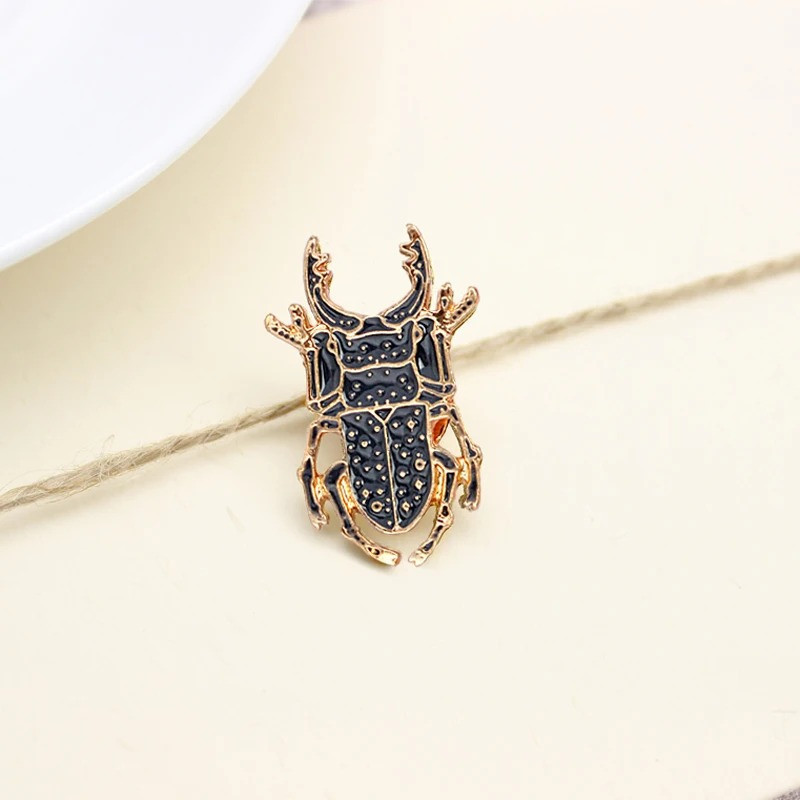 Broche Escarabajo Negro Imperial – Elegancia Esmaltada y Simbólica