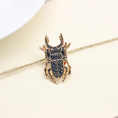 Broche Escarabajo Negro Imperial – Elegancia Esmaltada y Simbólica