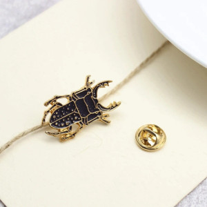 Broche Scarabée Noir Impérial – Bijou Unique en Émail