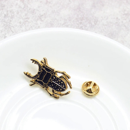 Broche Scarabée Noir Impérial – Bijou Unique en Émail