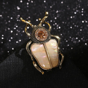 Broche Scarabée en Nacre Unique | Bijou Insecte Élégant