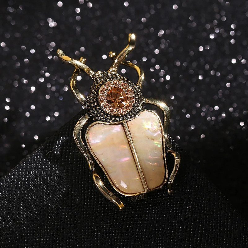 Broche Scarabée en Nacre Unique | Bijou Insecte Élégant
