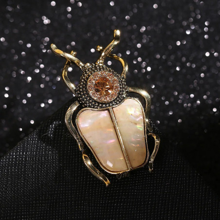 Broche Scarabée en Nacre Unique | Bijou Insecte Élégant