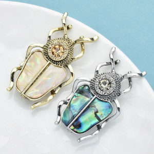 Broche Scarabée en Nacre Unique | Bijou Insecte Élégant