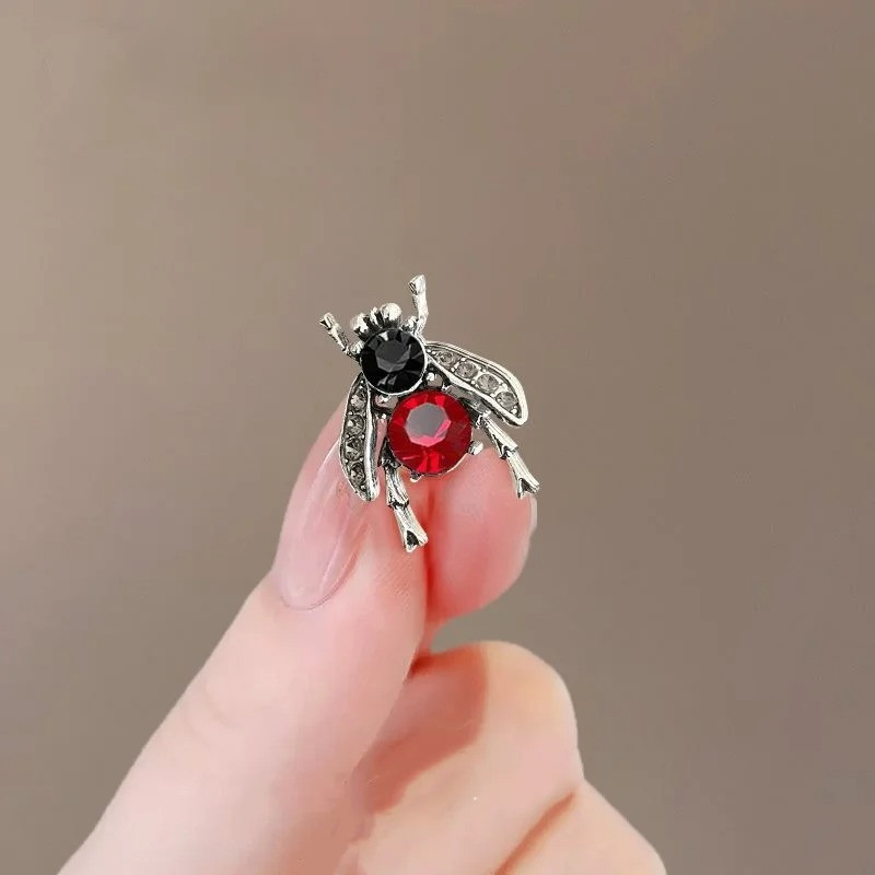 Broche Abeille en Cristal | Bijou Élégant & Cadeau Idéal