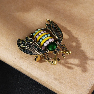 Royal Emerald Bee Brooch - Elegant and Natural Jewel!