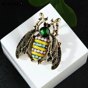 Royal Emerald Bee Brooch - Elegant and Natural Jewel!