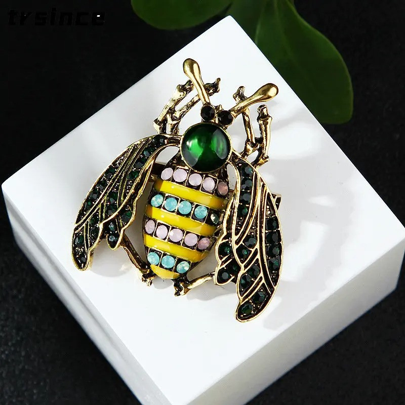 Royal Emerald Bee Brooch - Elegant and Natural Jewel!