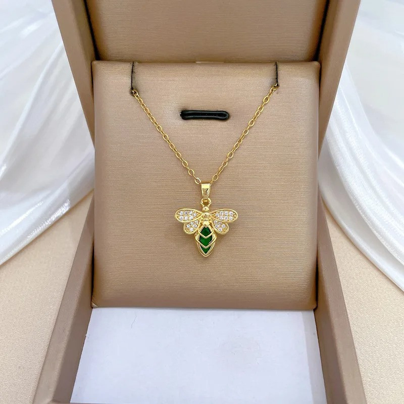 Collier Abeille Or & Émeraude | Bijou Lumineux Idée Cadeau