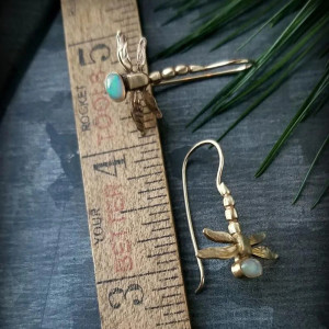 Pendientes Libélula Dorados con Ópalo | Joya Original Mujer