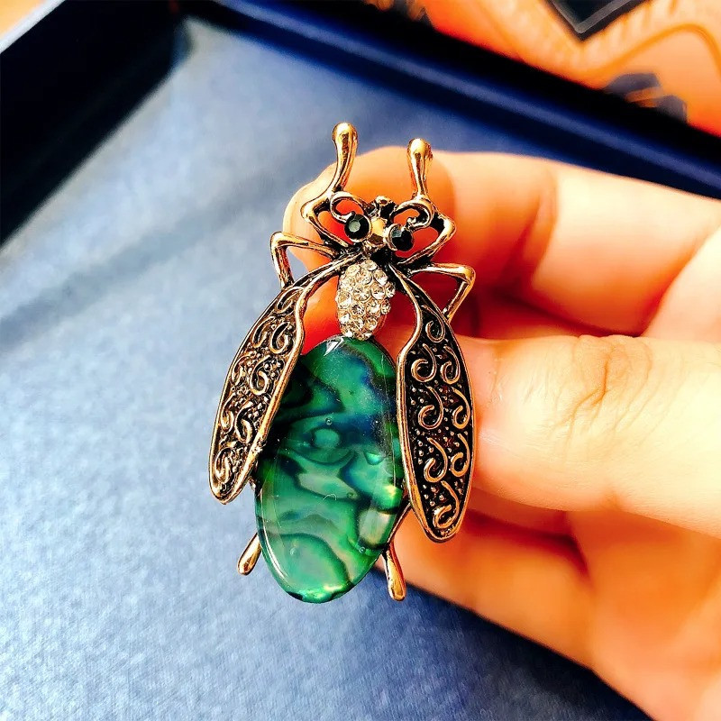 Broche Scarabée Émeraude Baroque - Bijou Vintage & Raffiné