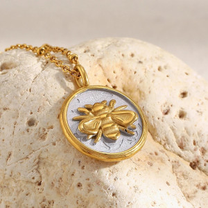 Magnifiqueu Collier Abeille 'Sceau Royal' plaqué or 18 Carats