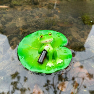 Statuette Grenouille Relax - Figurine Grenouille Flottante Apéro sur Nénuphar