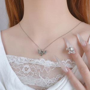 Vue portee Collier Abeille Éclat Cristallin