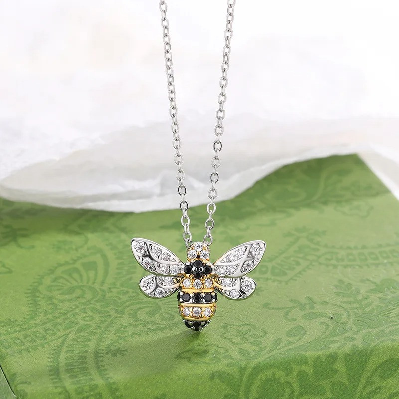 Avant Collier Abeille Éclat Cristallin
