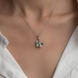 Vue portee Collier Abeille Perle de Miel - 2 couleurs au choix !