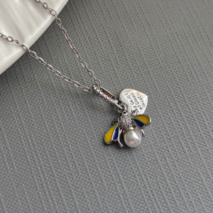 Vue detaille Collier Abeille Perle de Miel Couleur Argent