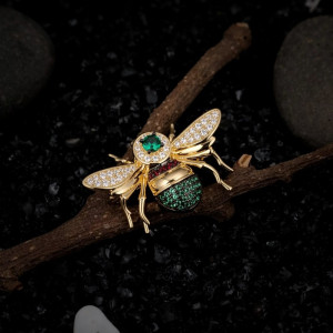 Vue de face Broche Abeille Trésor d’Émeraude Argent Sterling 925