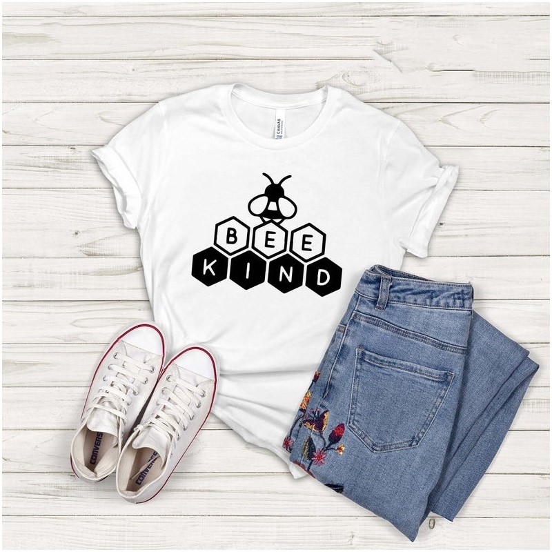 T-shirt Abeille en forme de nid d'abeille Design avec inscription Bee Kind - blanc