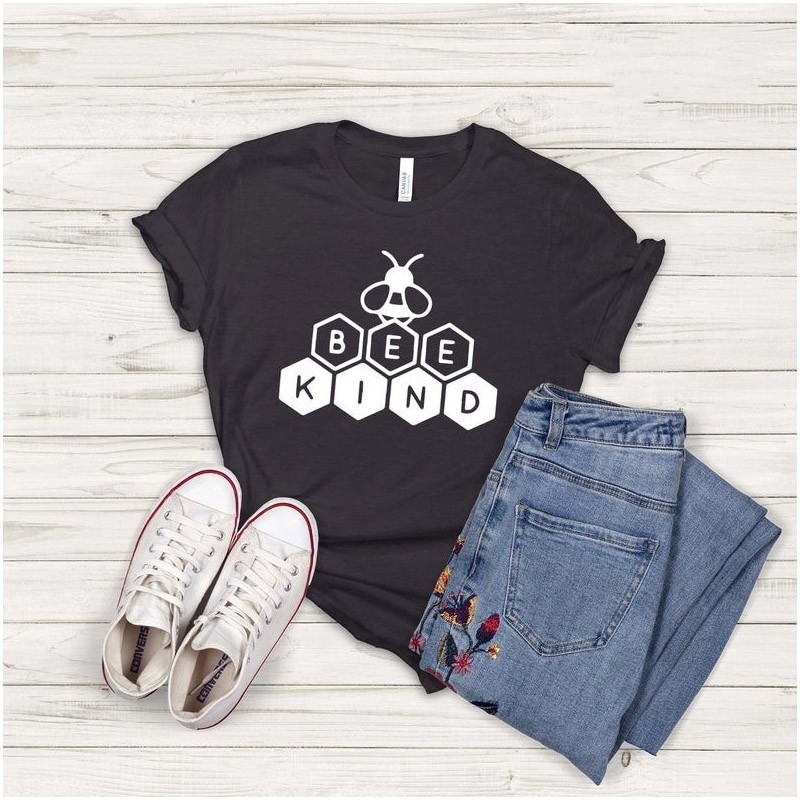 T-shirt Abeille en forme de nid d'abeille Design avec inscription Bee Kind - noir