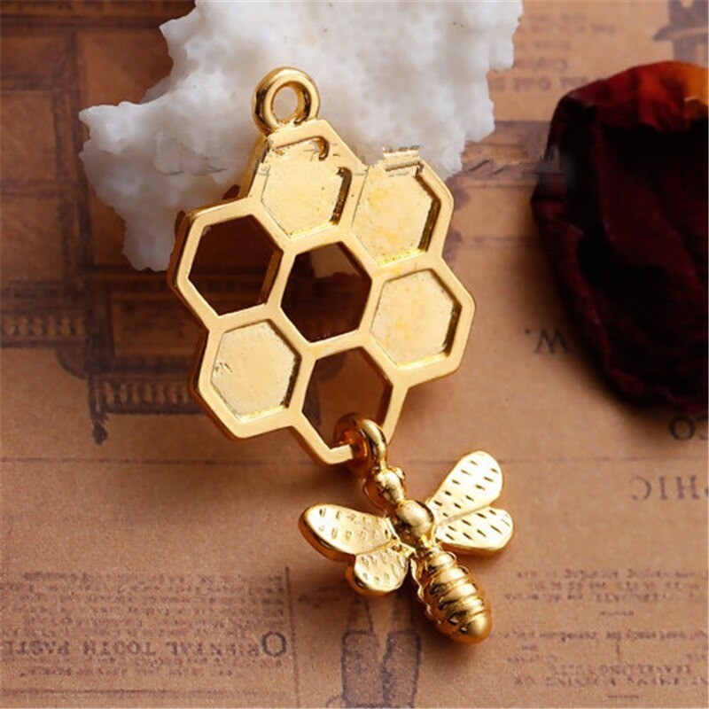 Cute 3D Bee & Honeycomb Pendant | Gold Bee Necklace Gift