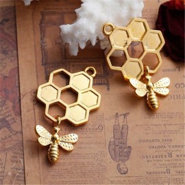 Cute 3D Bee & Honeycomb Pendant | Gold Bee Necklace Gift