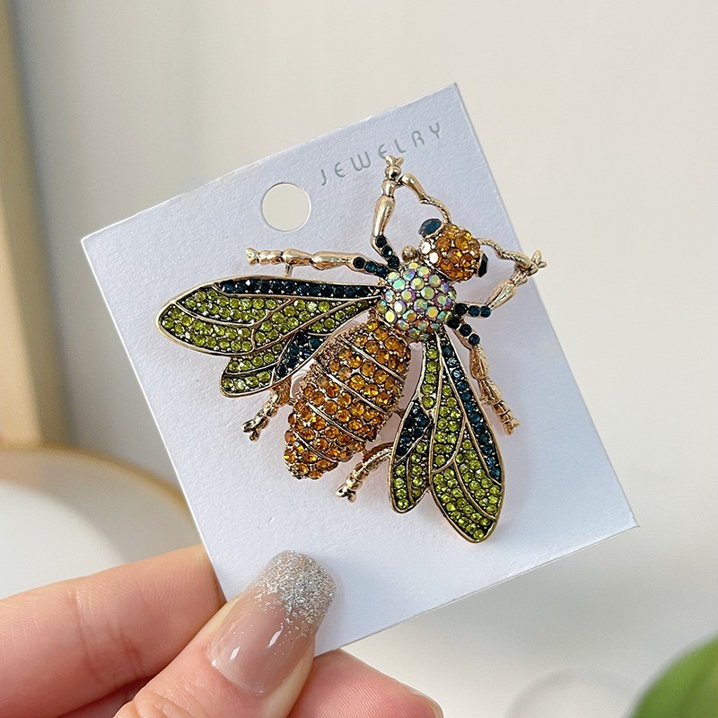 Magnifique broche Abeille multicolore incrustée de strass !