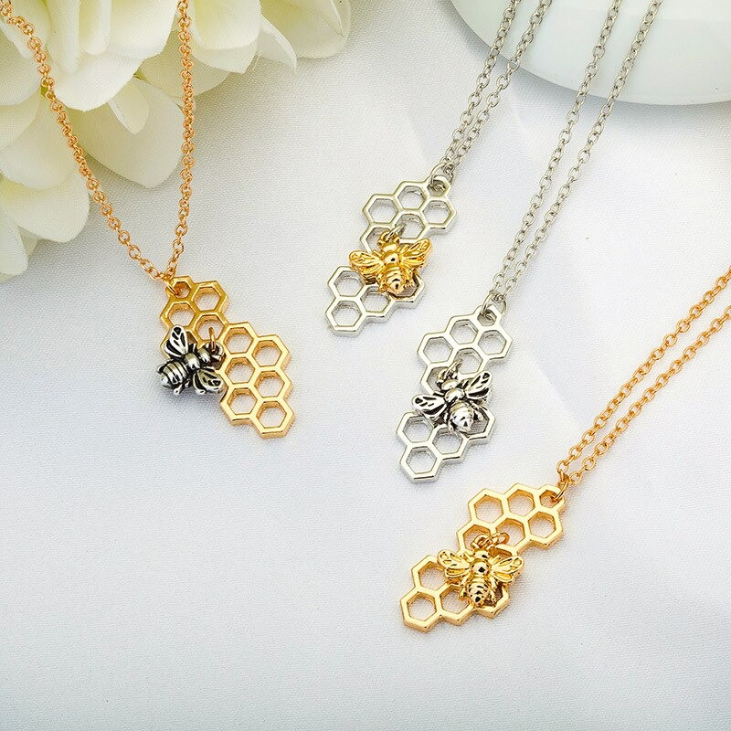 Pendentif nid d'abeille avec abeille qui butine - 4 couleurs au choix!