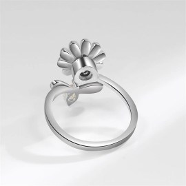 vue dessous de l'abeille qui butine une fleur colorée  bague tournante anti-stress