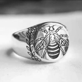 détails designe Anneau Chevalière abeille