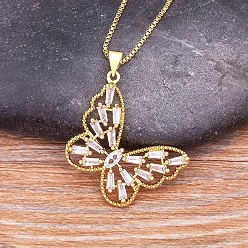 Collier élégant avec pendentif papillon scintillant - 2 modèles !