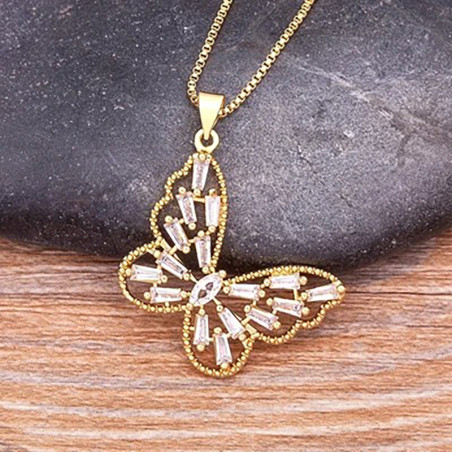 Collier élégant avec pendentif papillon scintillant - 2 modèles !