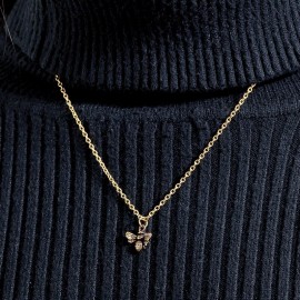 Collier pendentif abeille classique en or porté
