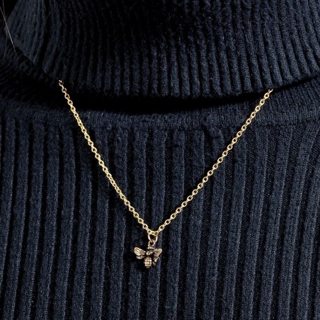 Collier pendentif abeille classique en or porté
