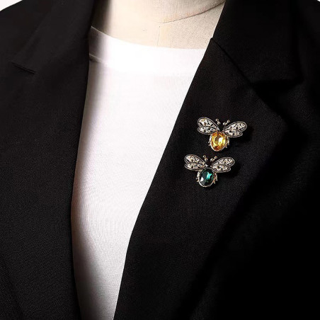 Vue Portée Broche Duo Abeille  – Duo d'Abeilles et Joyaux