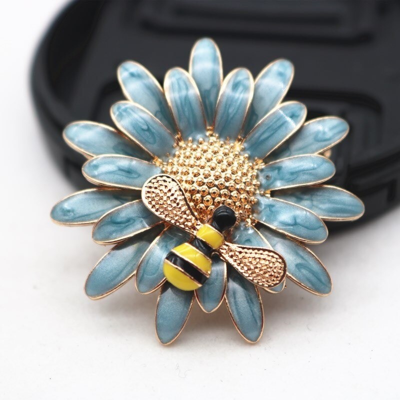Broche marguerite et abeille en émail bleu