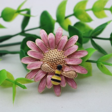Broche marguerite et abeille en émail rose