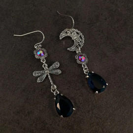 Vue détaillée des Boucles d'oreilles Pendantes Lune et Libéllule Goutte d'eau Violette