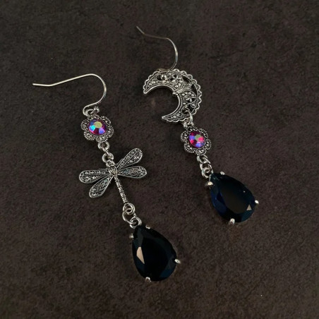 Vue détaillée des Boucles d'oreilles Pendantes Lune et Libéllule Goutte d'eau Violette