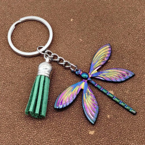 Porte-clés Libéllule Multicolore avec Pompon en Cuir couleur Vert