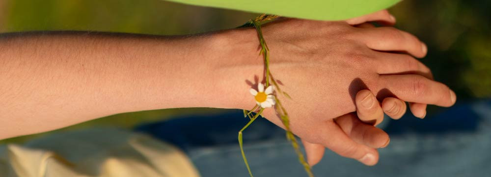 Collection de bracelets à motifs abeille et nid d'abeille